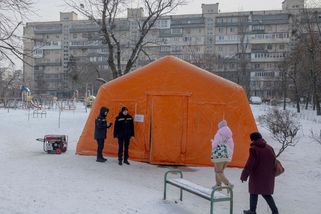 Češi za tři dny darovali přes 70 milionů na mrznoucí Kyjev - Seznam Zprávy